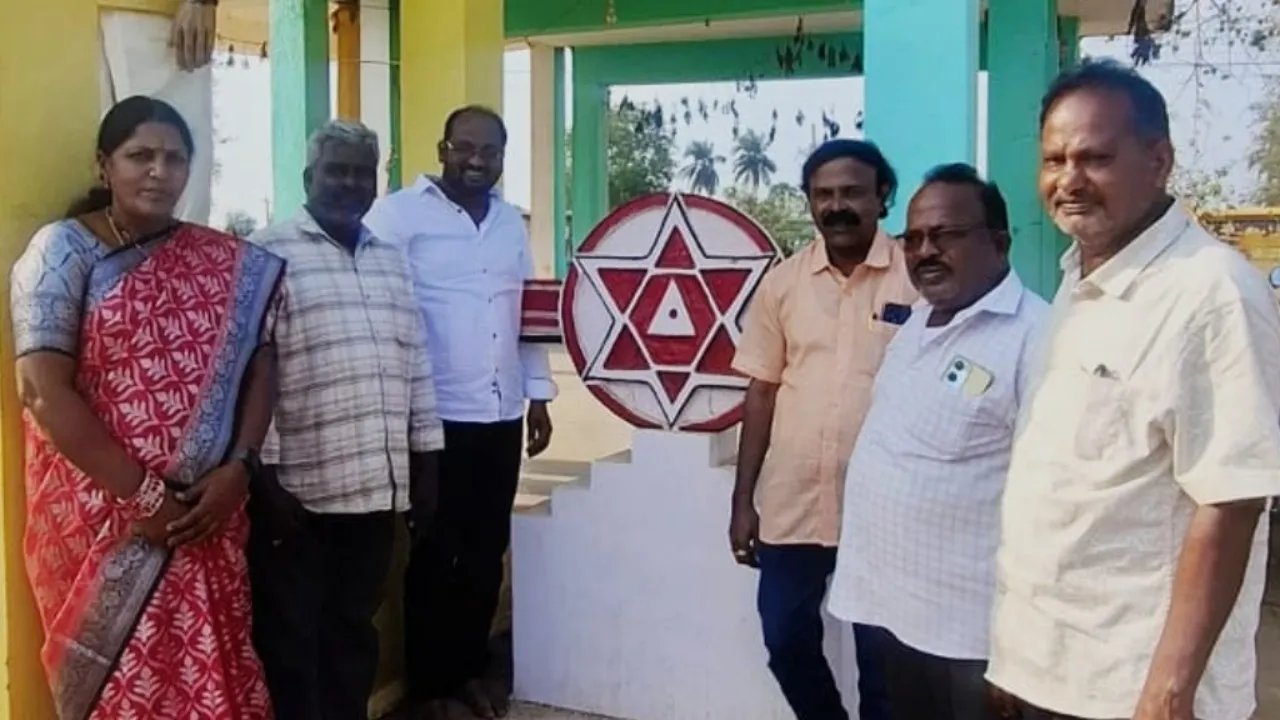 చిన్నంపేట గ్రామంలో జనసేన జెండా దిమ్మ ఏర్పాటును పరిశీలించిన జనసేన నేత మరీదు శివరామకృష్ణ