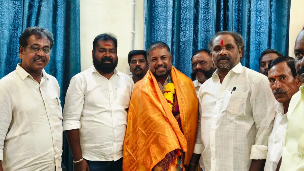 పుంగనూరు మండల సర్వేయర్  శ్రీనివాసులు నాయక్ 