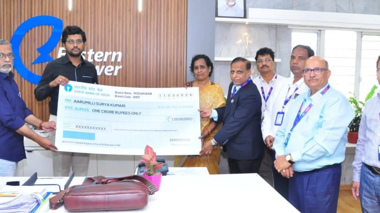 ఏపీఈపీడీసీఎల్ ఉద్యోగి కుటుంబానికి రూ.1 కోటి బీమా పరిహారం అందజేత