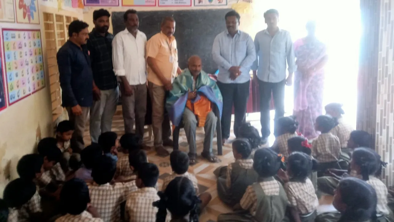 చీపురుగూడెం పాఠశాలకు కంప్యూటర్ అందజేత