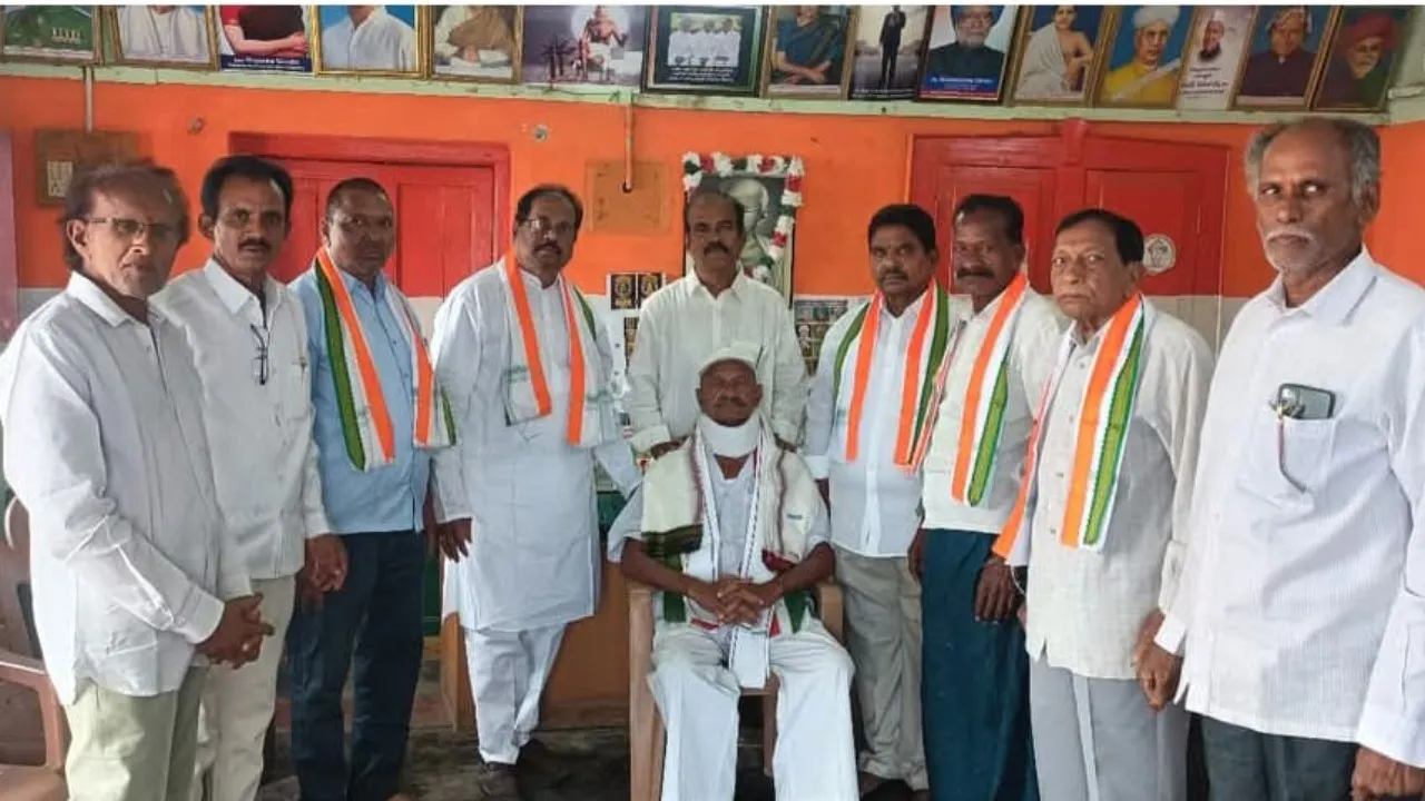 తిరువూరులో ఉగాది సందర్భంగా కాంగ్రెస్ సీనియర్ నేతకు ఘన సన్మానం