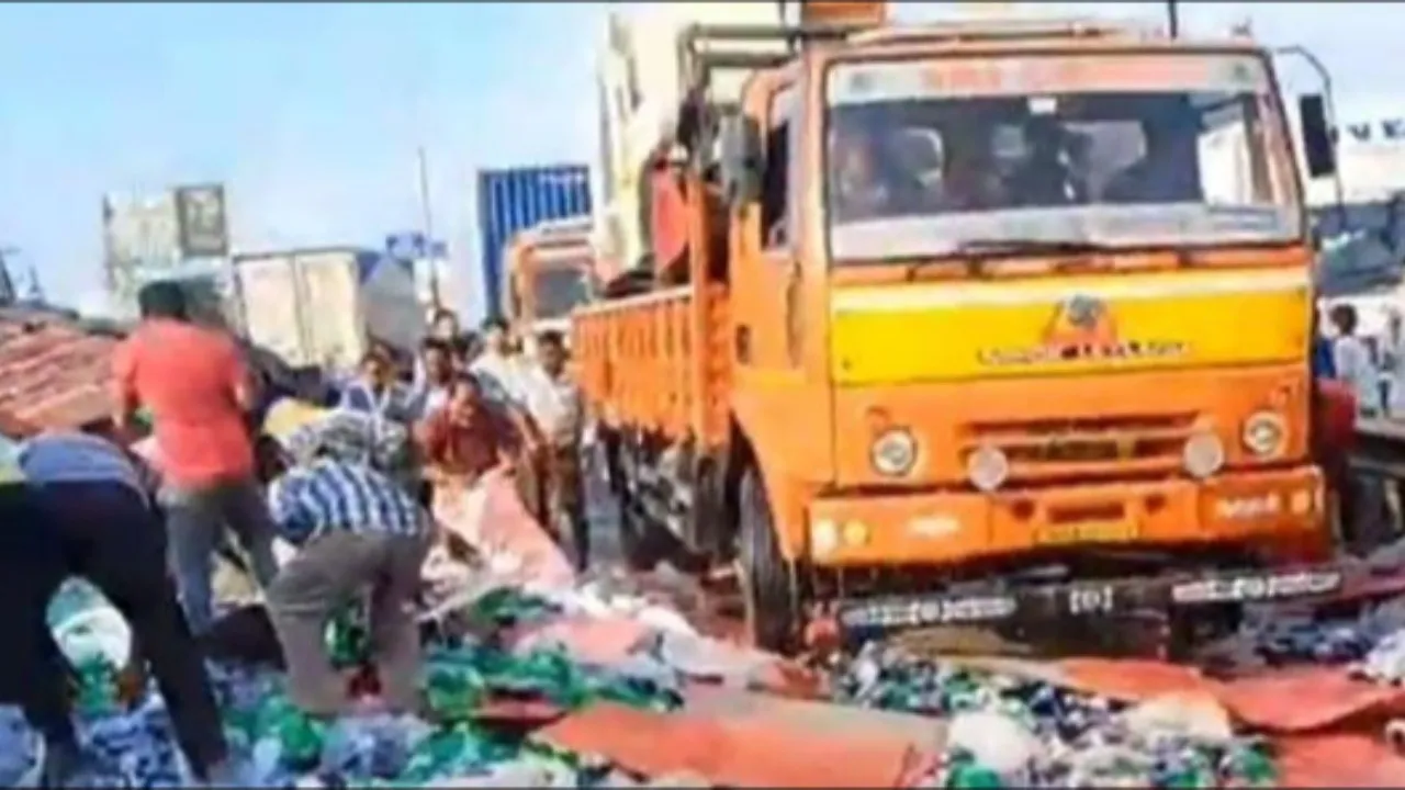 నెల్లూరు జాతీయ రహదారిపై లారీ బోల్తా