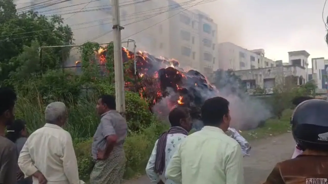 పిడుగు పడి వరిగడ్డి వాము దగ్ధం… 