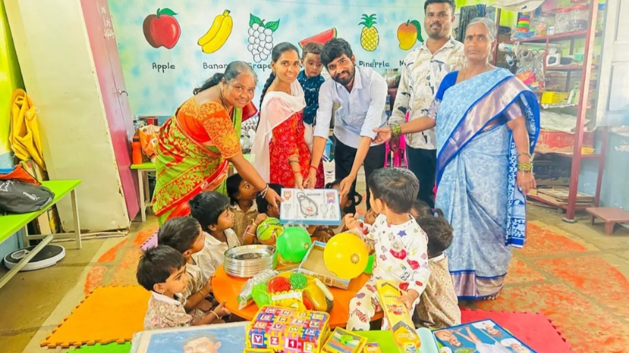 చిలకగూడెం భాను సోనీ  అంగన్వాడి  కేంద్ర పిల్లలకు విరాళం.