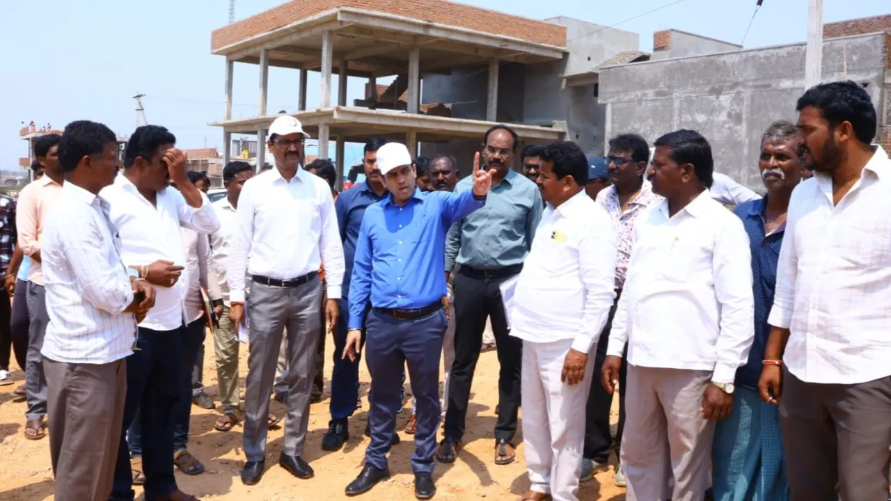 ఆర్ అండ్ ఆర్ ప్రాజెక్టు కింద అభివృద్ధి చేస్తున్న లే అవుట్ ను పరిశీలించిన జిల్లా కలెక్టర్ 