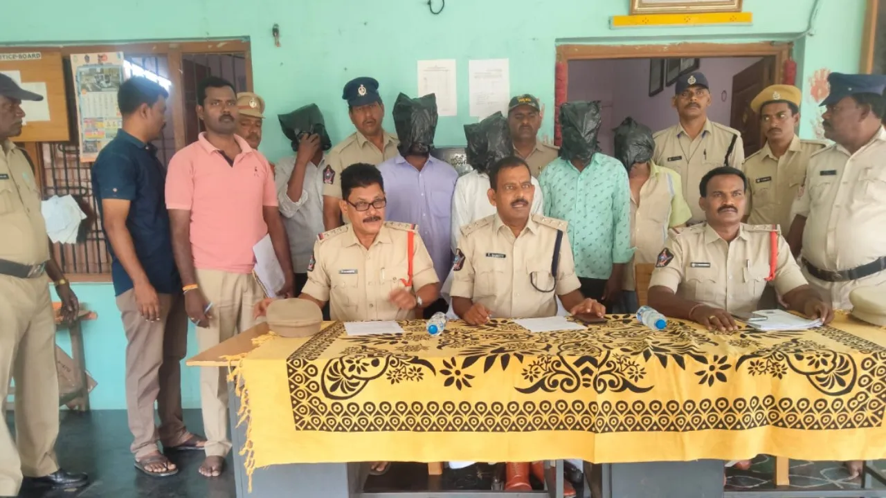 నకిలీ సర్టిఫికెట్ల రాకెట్: ఐదుగురు అరెస్ట్