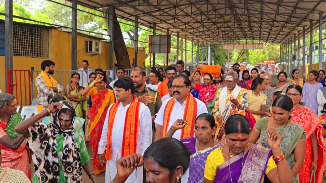 శ్రీశైలం లో చెంచు గిరిజనులకు ఉచిత దర్శనం 