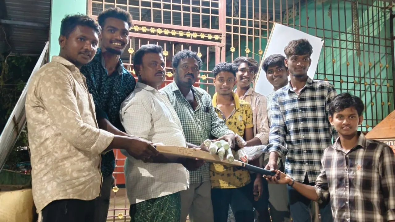 పోలవరం గ్రామంలో క్రికెట్ కిట్ల పంపిణీ