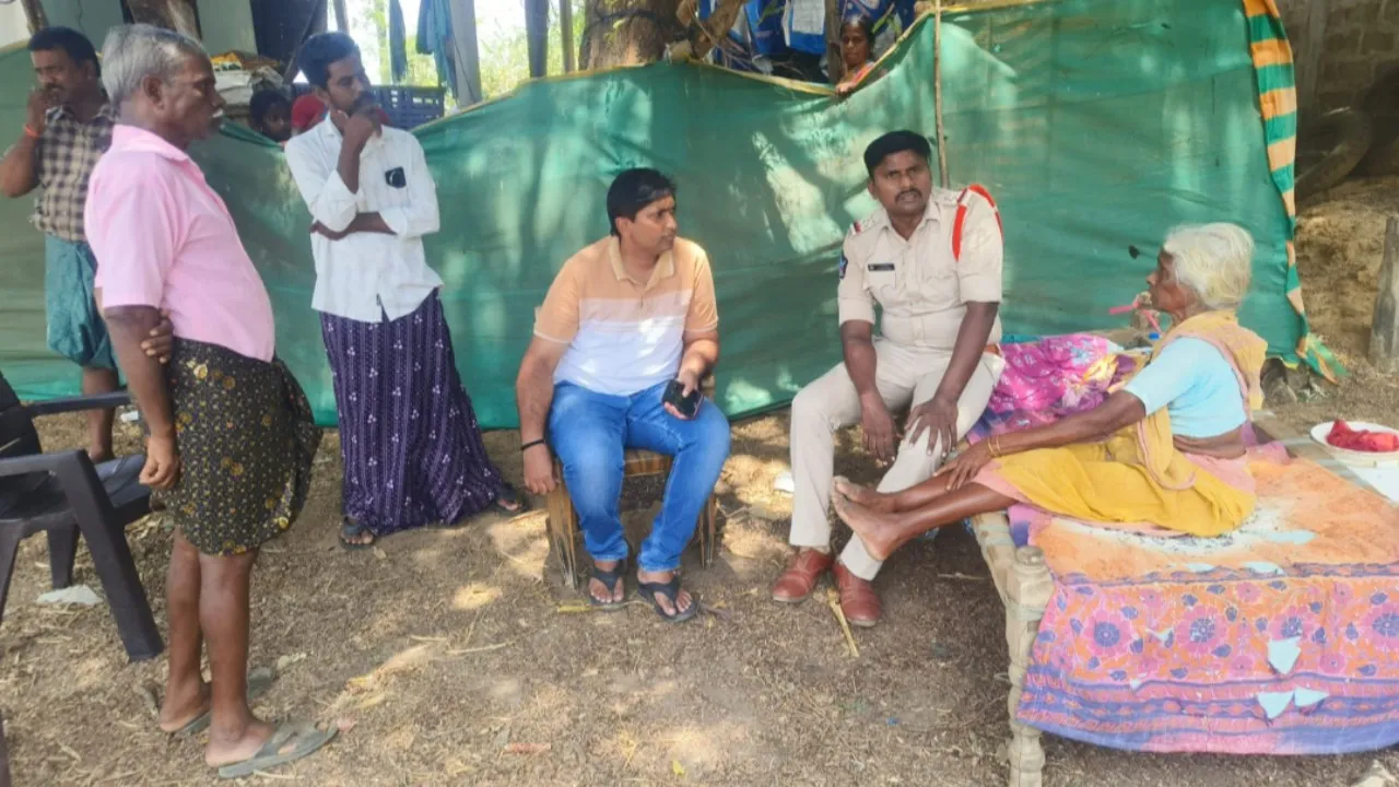 మానవత్వం చాటుకున్న ధర్మాజీగూడెం ఎస్సై వెంకన్న