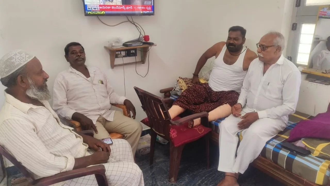 ఎన్.ఆర్. అశోక్‌ను పరామర్శించిన దళితుల సంఘం నాయకులు