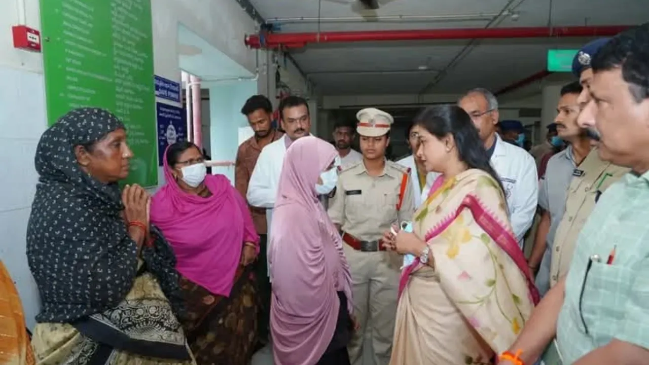 పోలీసులకు ధైర్యం చెప్పిన మంత్రి