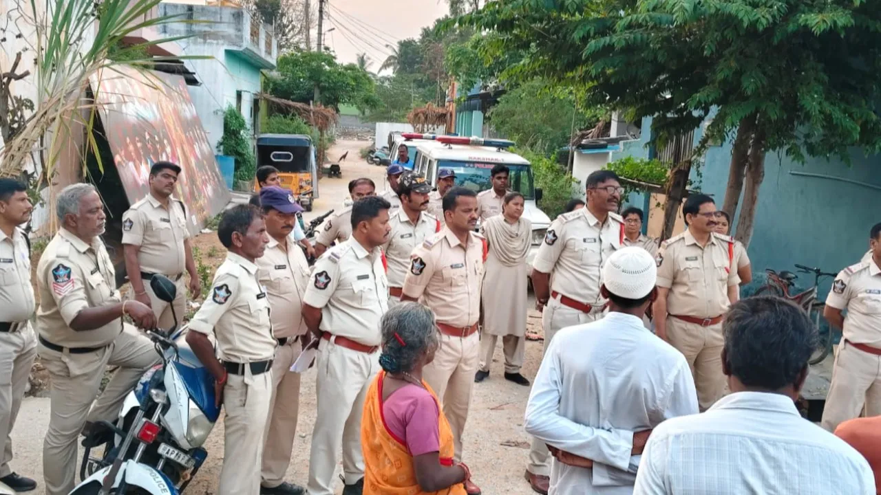 భగత్ సింగ్ కాలనీలో పోలీసుల కార్డన్ సెర్చ్.. అణువణువూ జల్లెడ..