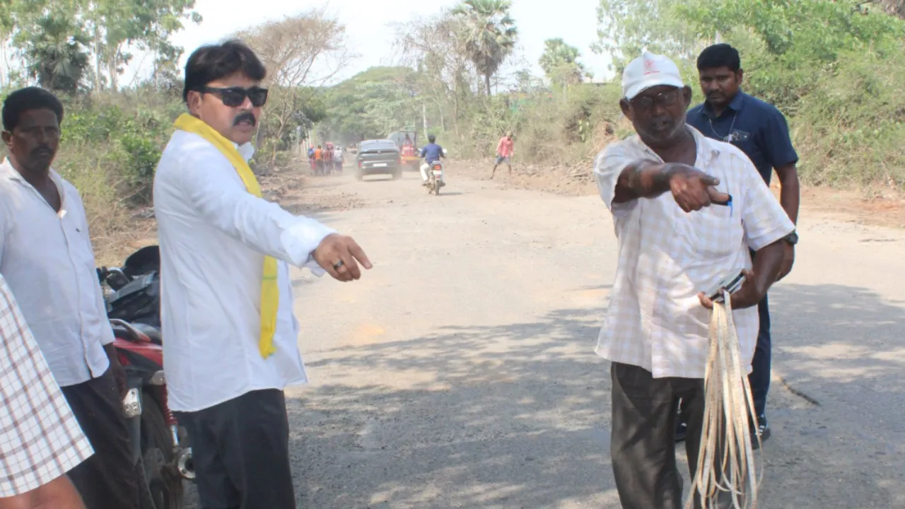 వెలగలపల్లి గ్రామంలో రోడ్డు మరమ్మత్తు పనులకు శాసనసభ్యులు రోషన్ కుమార్ పర్యవేక్షణ