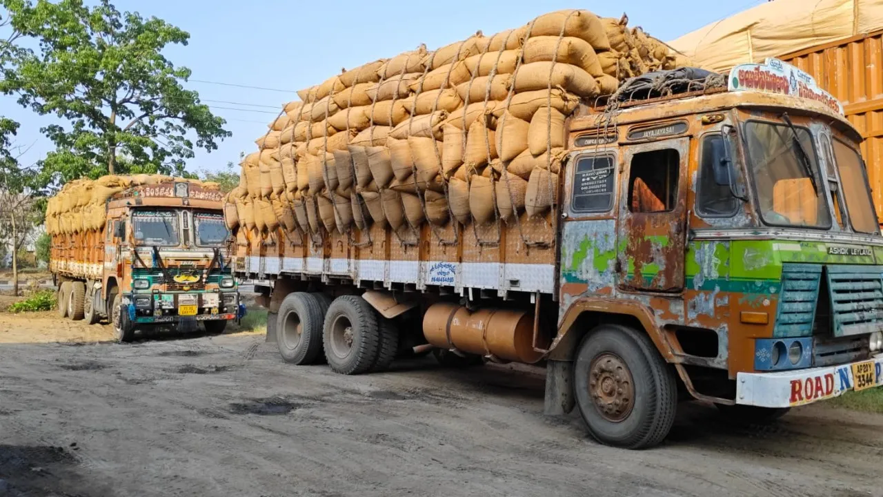 రోడ్లపైనే ధాన్యం లారీలు. ఆందోళనలో రైతన్నలు 