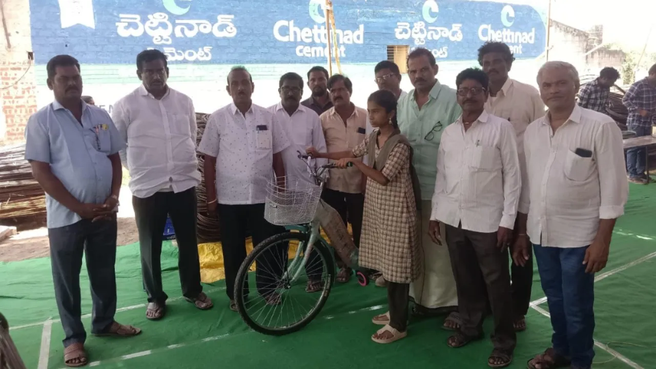 తిరువూరు వేమూరి స్టీల్స్ సౌజన్యంతో  విద్యార్థినికి సైకిల్ బహుకరణ