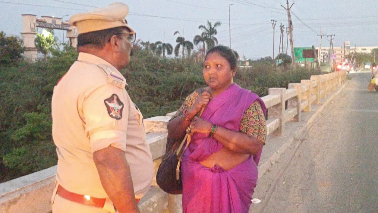 మహిళను కాపాడిన క్రైమ్ ఎస్సై సేనపతి