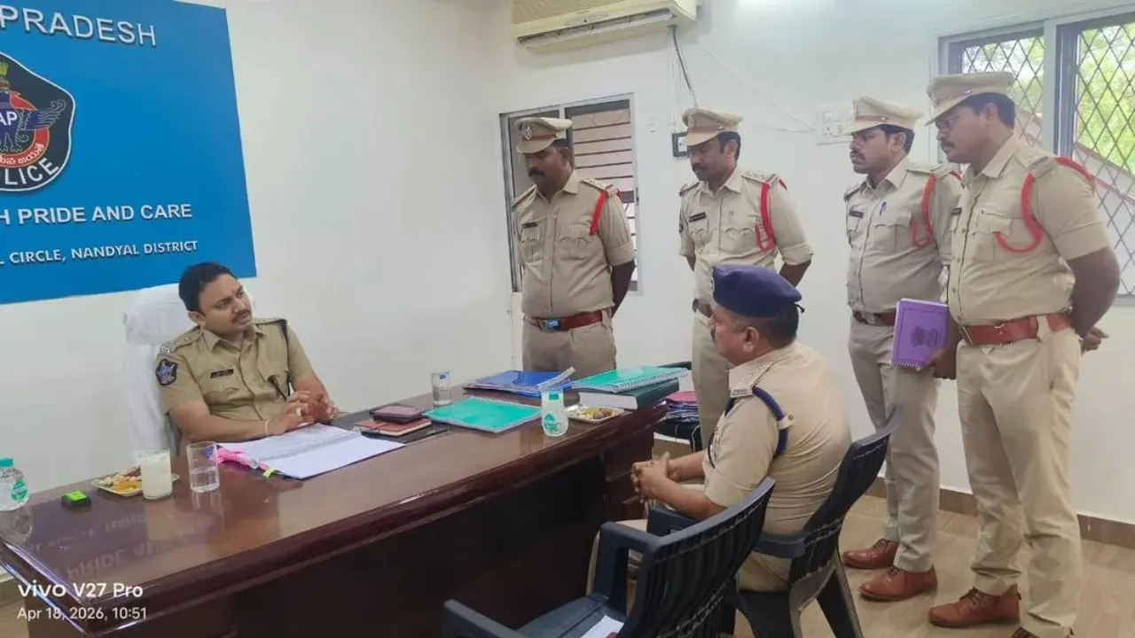 టౌన్ మరియు రూరల్ పోలీస్ స్టేషన్లకు సంబంధించి క్రైమ్ రివ్యూ నిర్వహించిన జిల్లా ఎస్పీ.