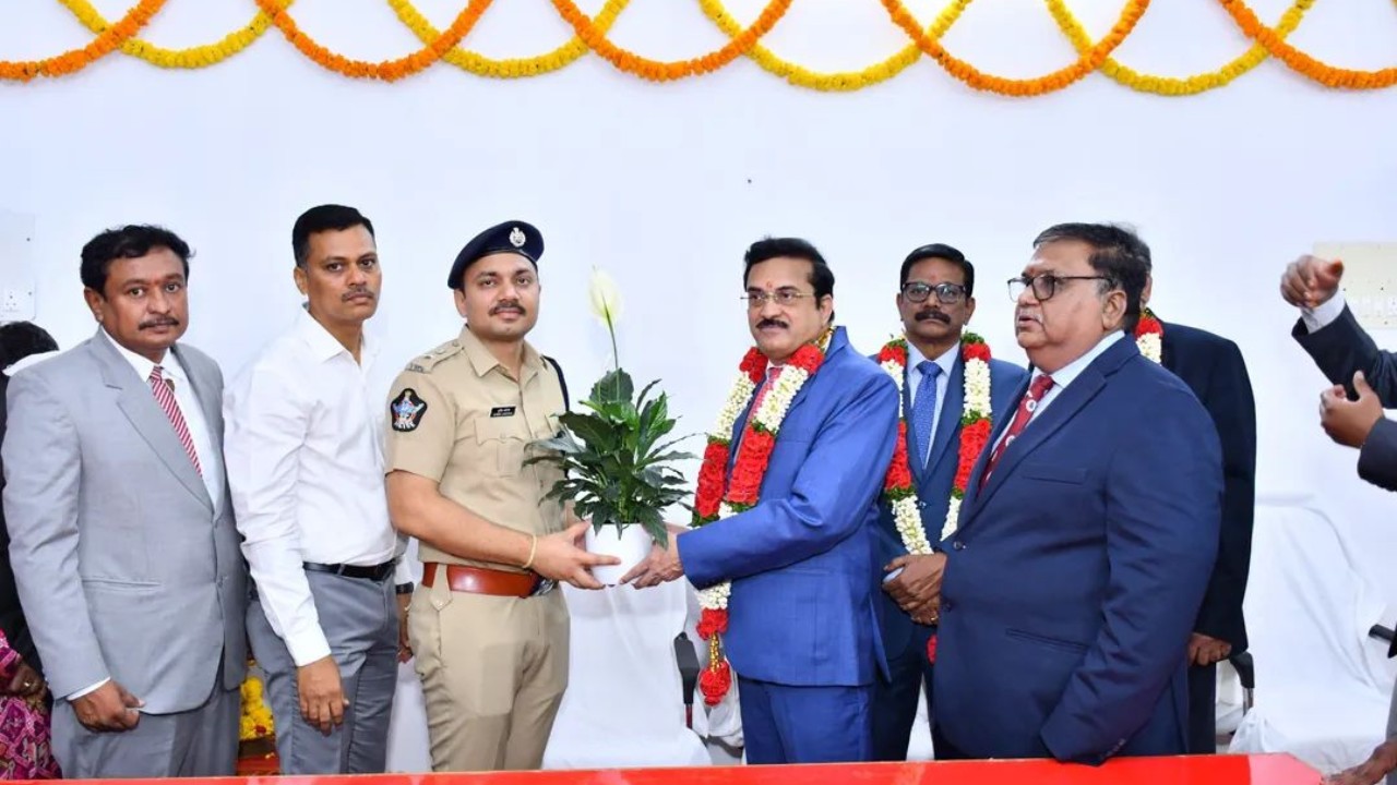 హైకోర్టు న్యాయమూర్తులను మర్యాదపూర్వకంగా కలిసిన ... నంద్యాలజిల్లా ఎస్పీ శ్రీ సునీల్ షొరాణ్ IPS గారు