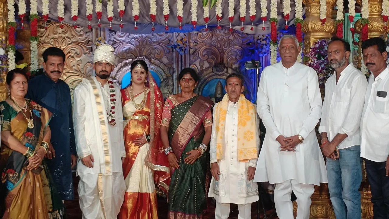 ​నవ దంపతులను ఆశీర్వదించిన మాజీ ఎమ్మెల్యే నడిపెల్లి దివాకర్ రావు