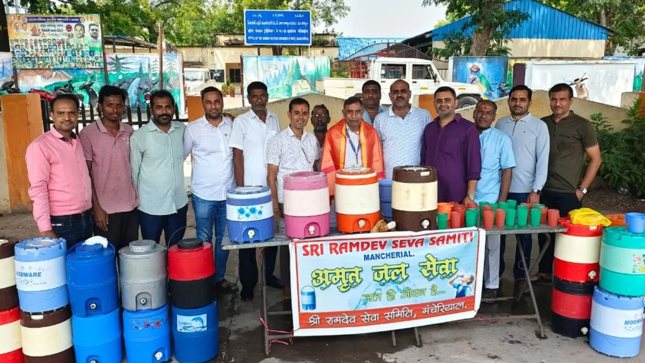 ప్రయాణికులకు చల్లని తాగునీటి పంపిణీ