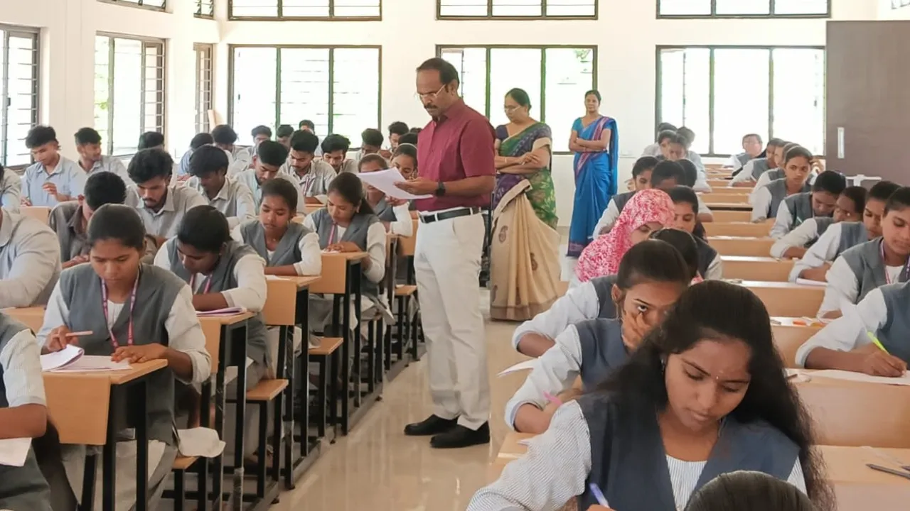 ఎన్.టి.ఆర్. కాంప్లెక్స్‌లో యు.జి. ఆనర్స్ 4 సెమిస్టర్ పరీక్షలు