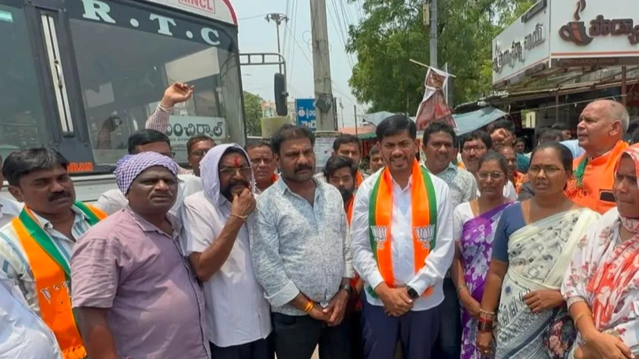 ఆర్టీసీ కార్మికుల సమస్యలపై సర్కార్ చర్చలకు రావాల్సిందే