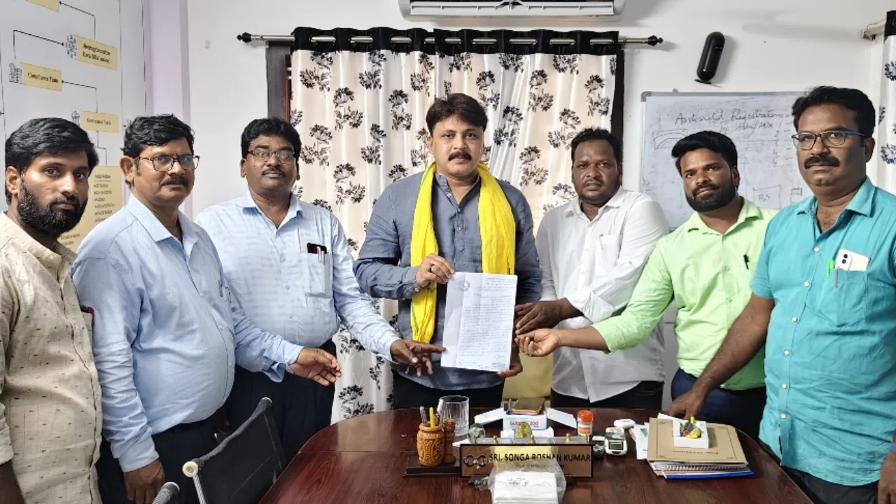 గిరిజన ఆశ్రమ పాఠశాలకు స్థలం కేటాయించాలని శాసనసభ్యులను కోరిన ఐటిడిఏ అధికారులు