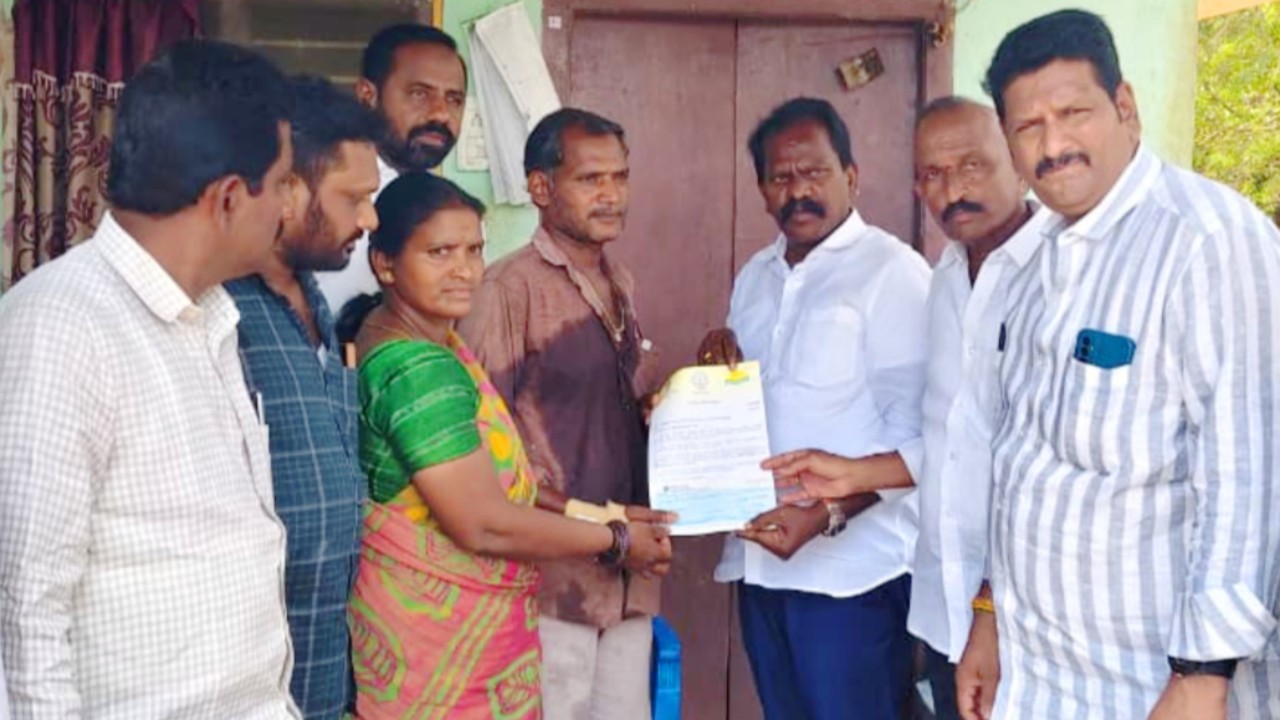 తిరువూరు మండలం మల్లెల గ్రామంలో సిఎంఆర్‌ఎఫ్ చెక్కు పంపిణీ