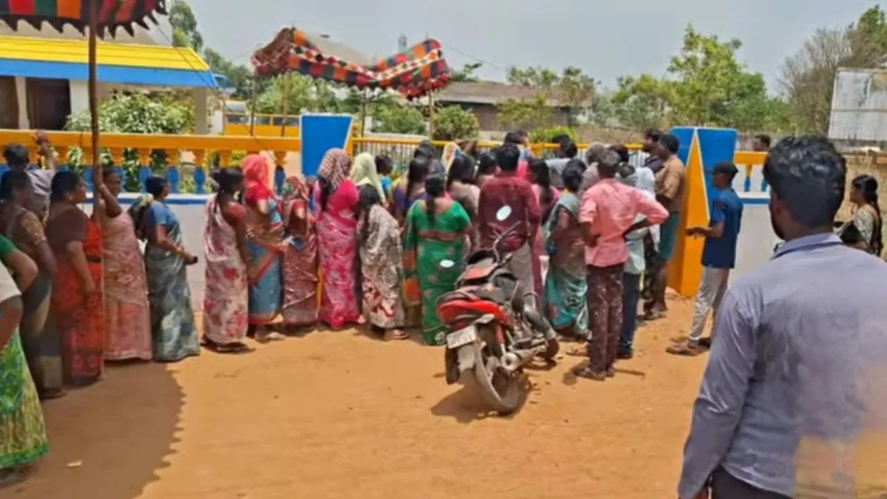 చింతలపూడిలో గ్యాస్ కష్టాలు… వినియోగదారుల ఆవేదన