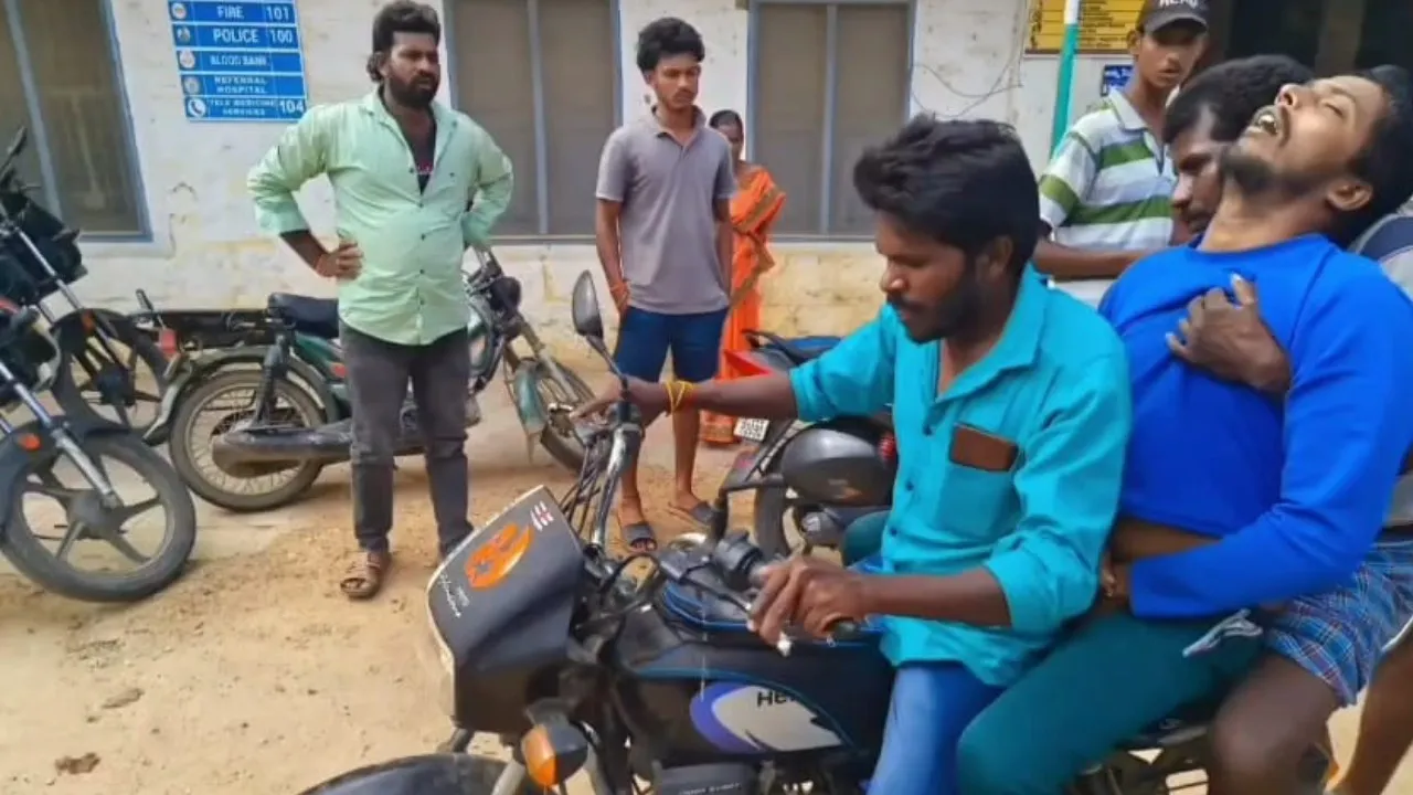 మృతదేహాన్ని బైక్ పై తీసుకెళ్లిన స్నేహితులు..