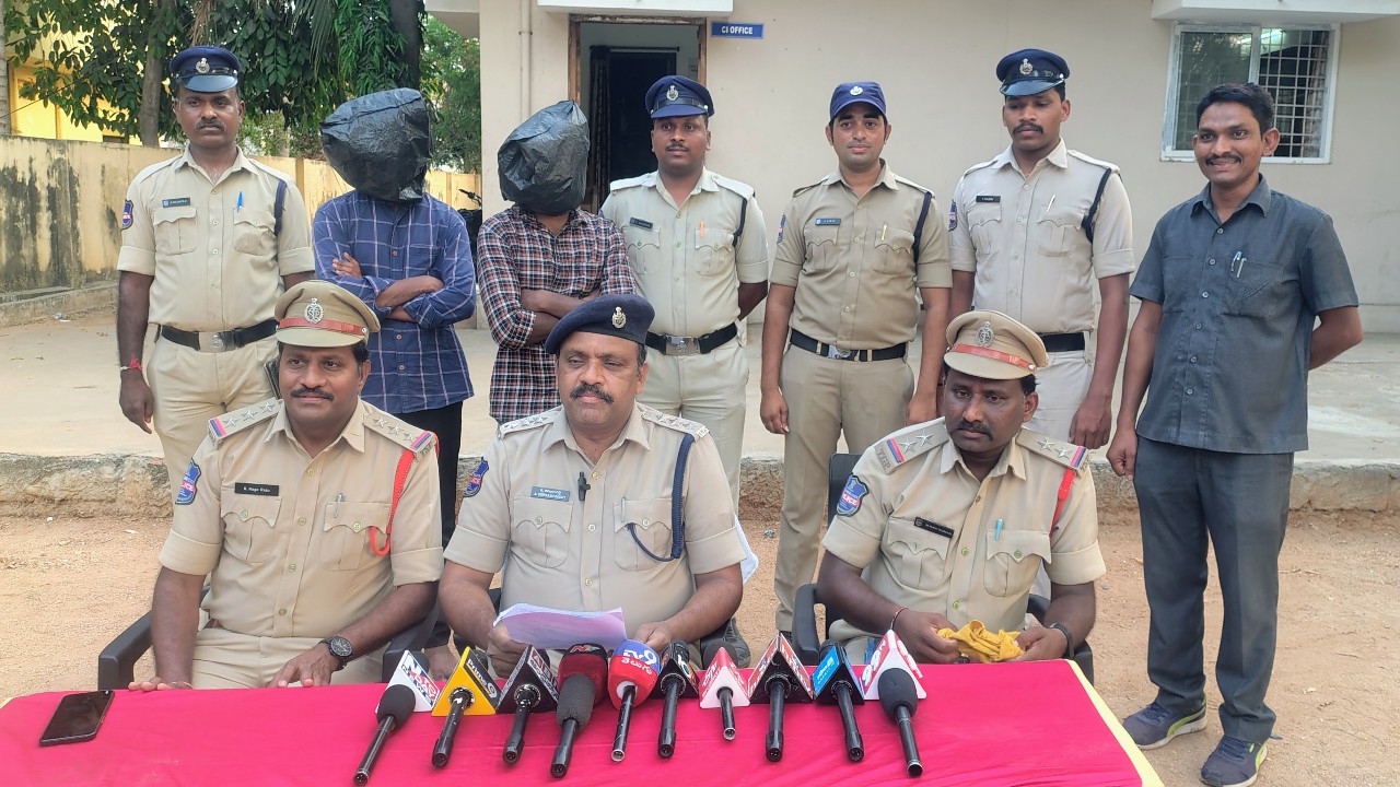 చిట్యాల లో అంతర్ జిల్లా దొంగల ముఠా అరెస్ట్ 