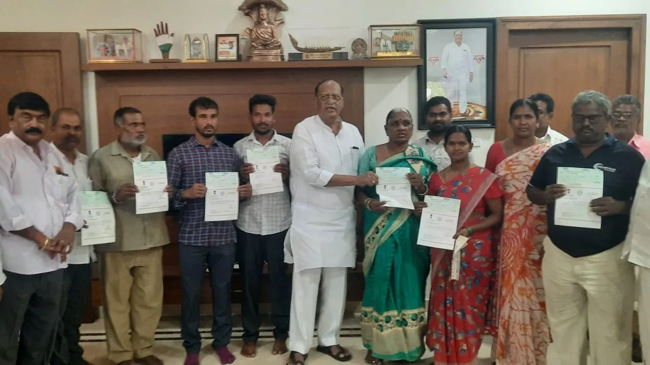 లబ్ధిదారులకు సీఎం రిలీఫ్ ఫండ్ చెక్కులను పంపిణీ చేసిన మండలి చైర్మన్ గుత్తా సుఖేందర్ రెడ్డి 