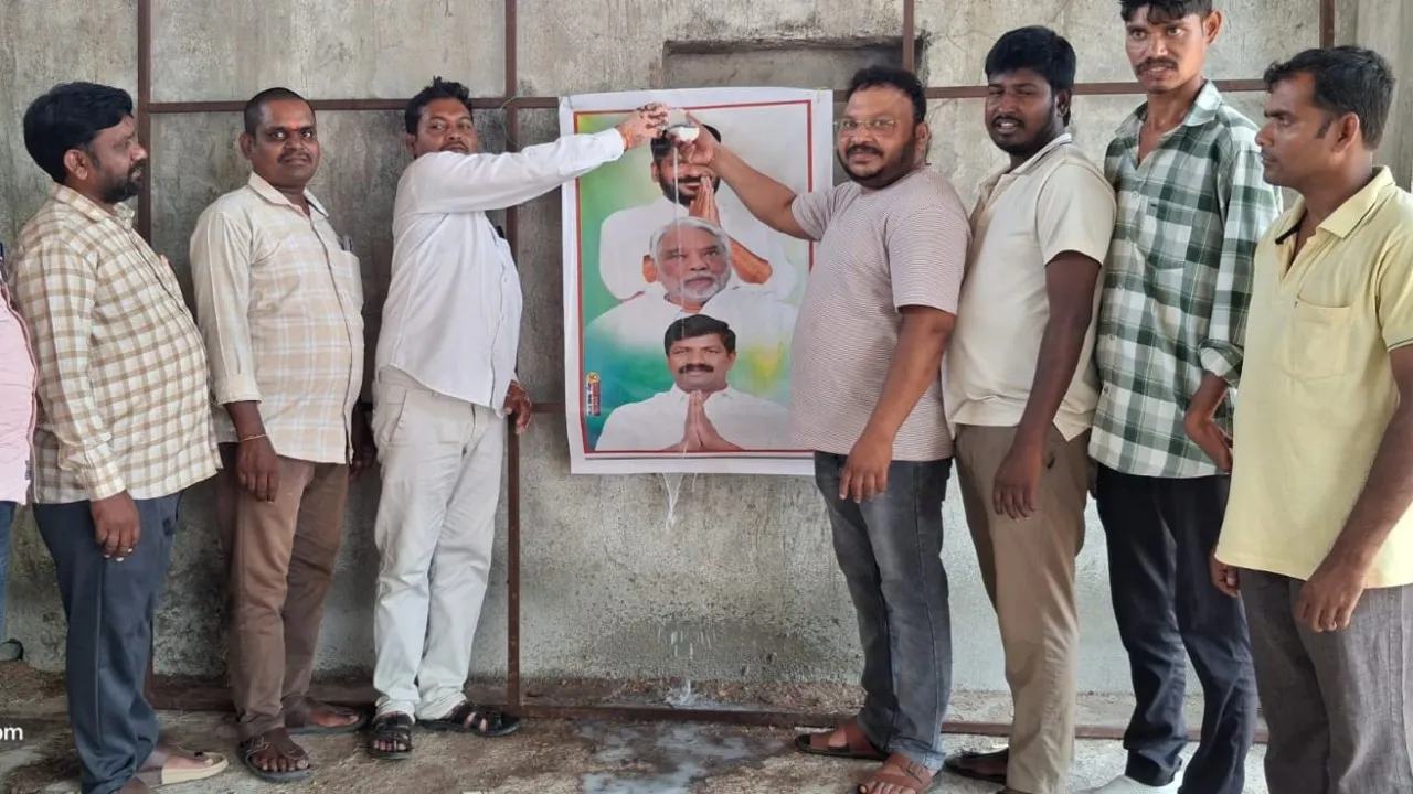 సీఎం రేవంత్ రెడ్డి, విప్ వేముల వీరేశం చిత్రపటాలకు పాలాభిషేకం