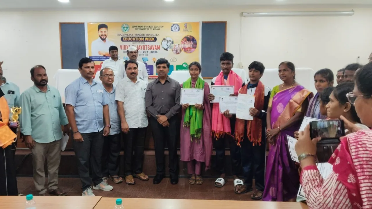 ప్రభుత్వ పాఠశాలల విద్యార్థులకు నల్గొండ జిల్లా కలెక్టర్ బి చంద్రశేఖర్ ఘన సన్మానం 