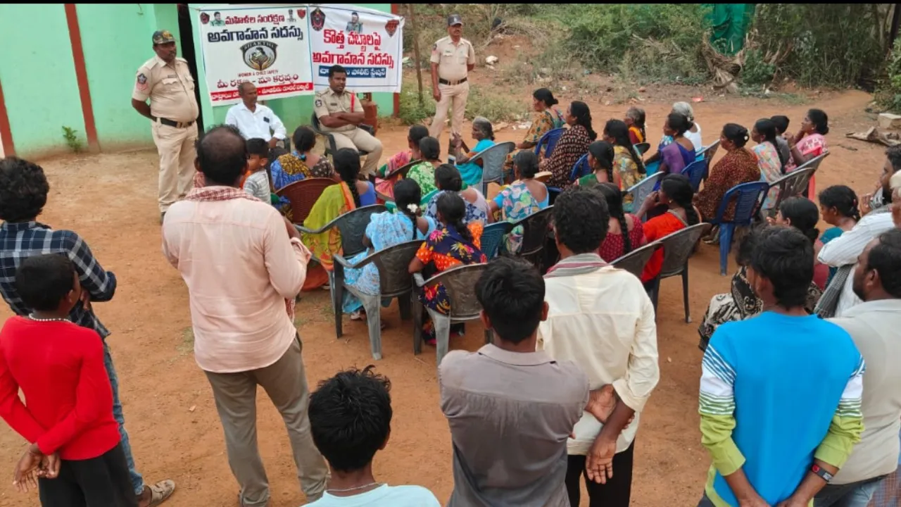 పోలవరం గ్రామంలో పోలీసుల అవగాహన కార్యక్రమం