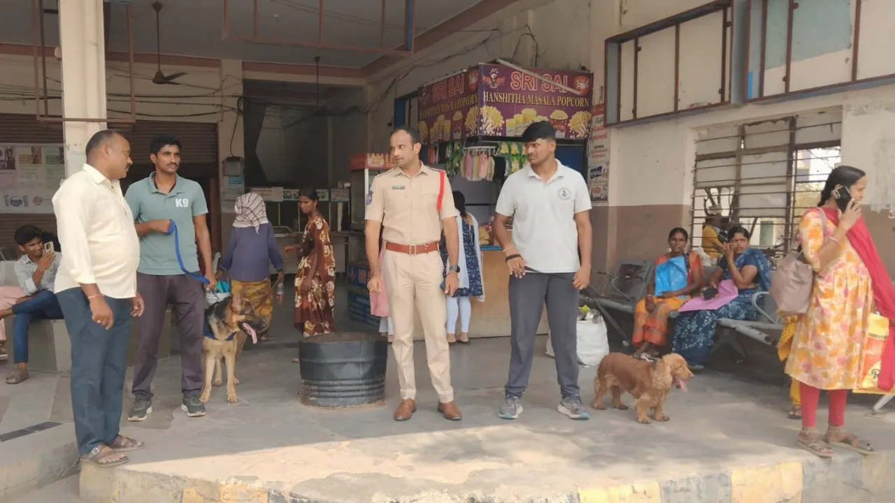 ​నార్కట్‌పల్లిలో గంజాయి డాగ్ స్క్వాడ్‌తో పోలీసుల అకస్మిక తనిఖీలు