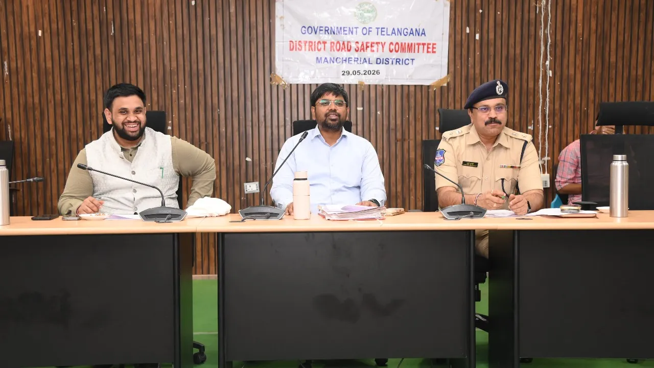 ​వాహనదారులు రోడ్డు భద్రత నియమాలను పాటించేలా చర్యలు తీసుకోవాలి: జిల్లా కలెక్టర్ కుమార్ దీపక్
