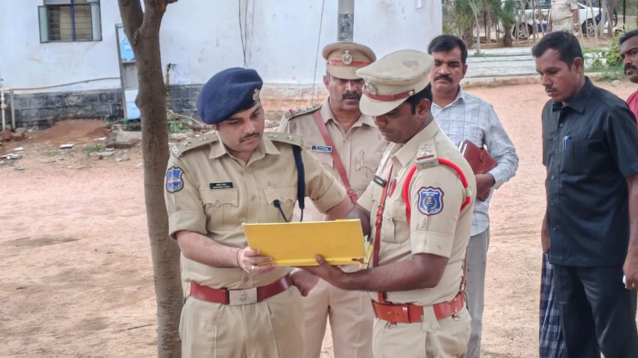 వలిగొండ పోలీస్ స్టేషన్ ను తనిఖీ చేసిన జిల్లా ఎస్పి అక్షాన్ష్ యాదవ్ 