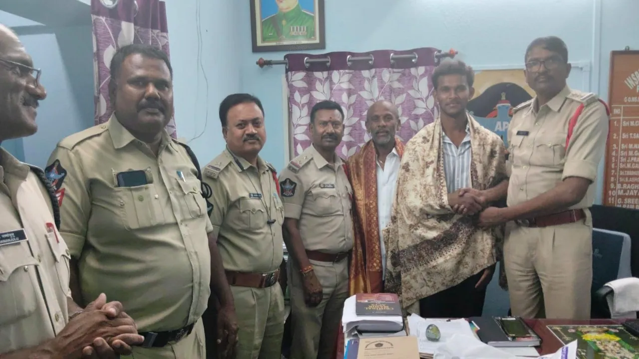 సుగాలిమిట్ట ఘాట్ ప్రమాదంలో సేవాభావం.. తండ్రి-కొడుకులను సత్కరించిన సీఐ సుబ్బరాయుడు..