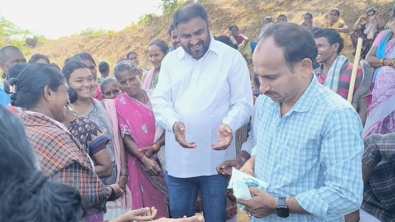 ఉపాధి హామీ కార్మికులకు మజ్జిగ ప్యాకెట్లు పంపిణీ..