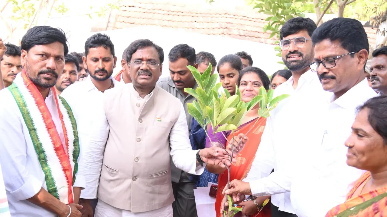 ​సి సి కెమెరాల ద్వారా ప్రమాదాలు, నేరాల నియంత్రణ: రాష్ట్ర మంత్రి గడ్డం వివేకానంద