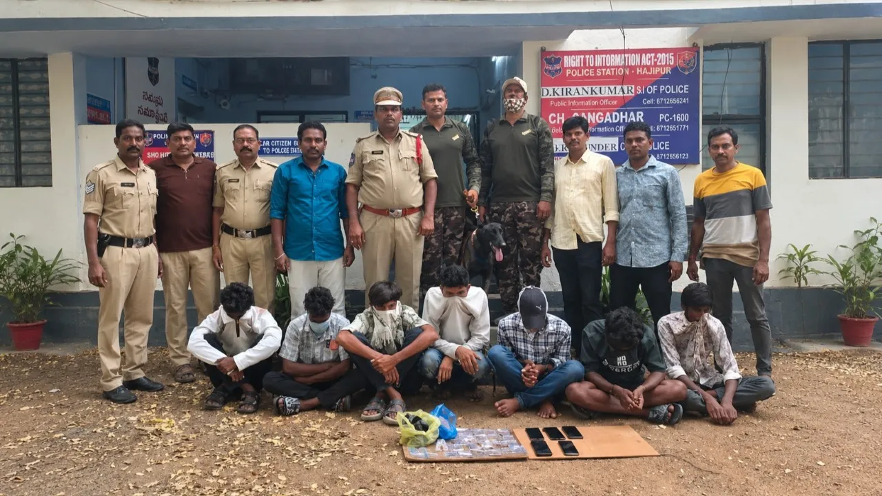 ​హాజీపూర్ నార్కోటిక్ డాగ్ సింబా సహాయంతో గంజాయి పట్టివేత.. ఏడుగురి అరెస్ట్