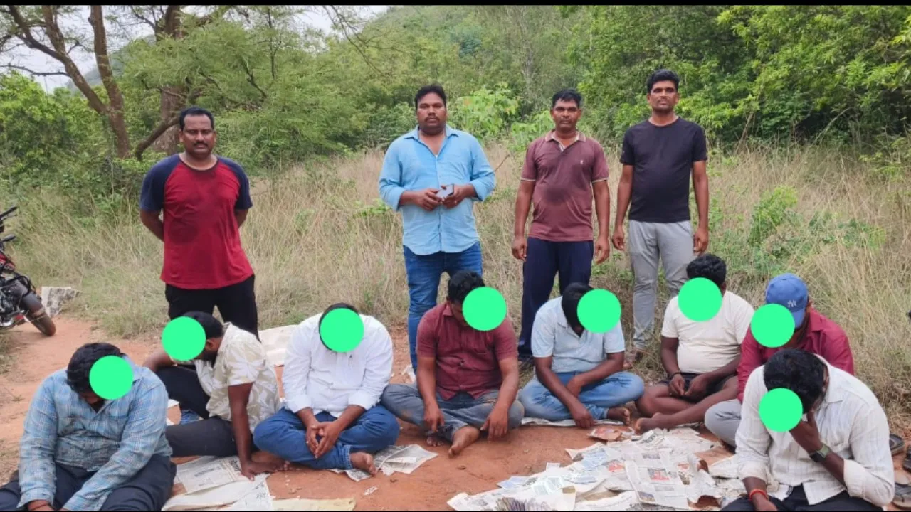 నూజివీడు రూరల్‌లో పేకాట స్థావరంపై పోలీసుల దాడి – 8 మంది అరెస్ట్