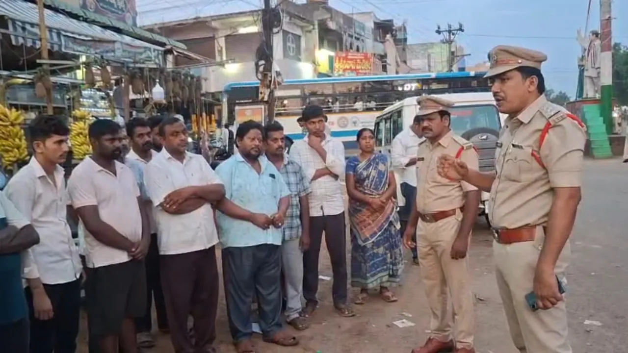 విస్సన్నపేటలో ట్రాఫిక్ నియంత్రణపై పోలీసుల హెచ్చరిక
