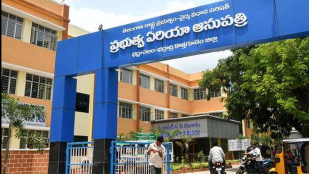 భద్రాద్రి కొత్తగూడెం జిల్లాలో దారుణం  ప్రభుత్వ ఆసుపత్రిలో వైద్యులు లేక నర్సు కాన్పు చేయగా తల్లి–బిడ్డ మృతి