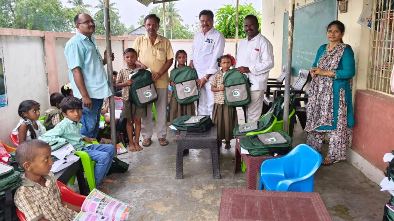 చనుబండ పీఏసీఎస్ చైర్మన్ మోరంపూడి శ్రీనివాసరావు చేత పుస్తకాలు, బ్యాగుల పంపిణీ