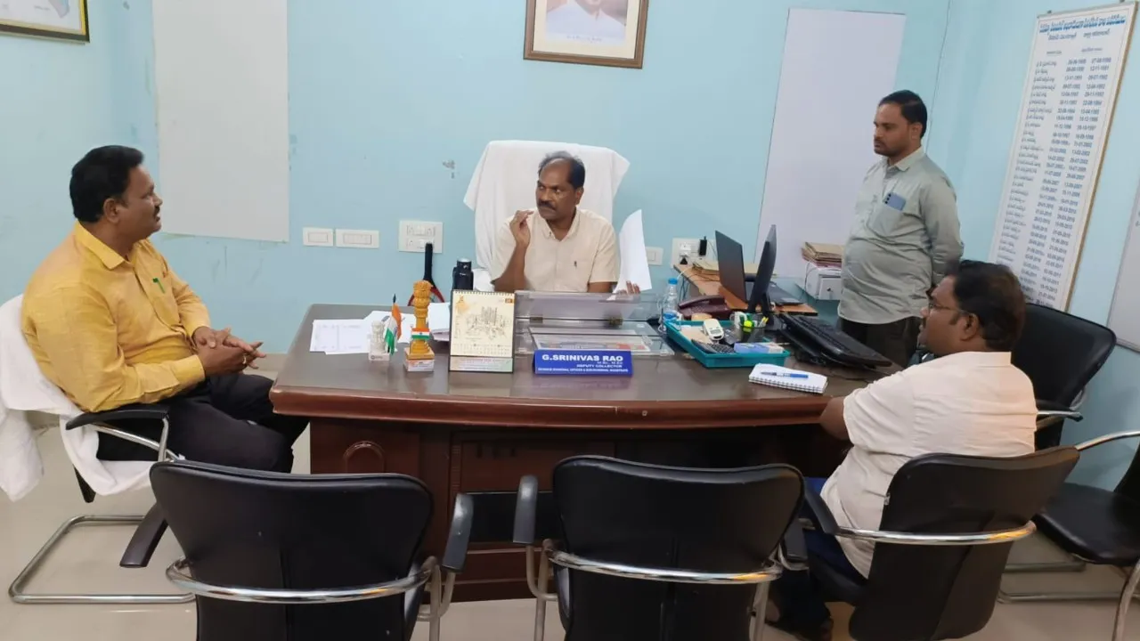 ​ఓటర్ల సవరణలో పొరపాట్లకు తావుండొద్దు-జిల్లా అదనపు కలెక్టర్ (రెవెన్యూ) వి. రాములు ఆదేశం