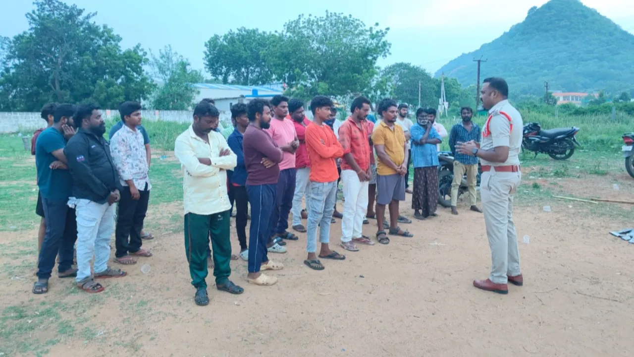 వడ్లమాను గ్రామంలో పోలీసుల అవగాహన కార్యక్రమం