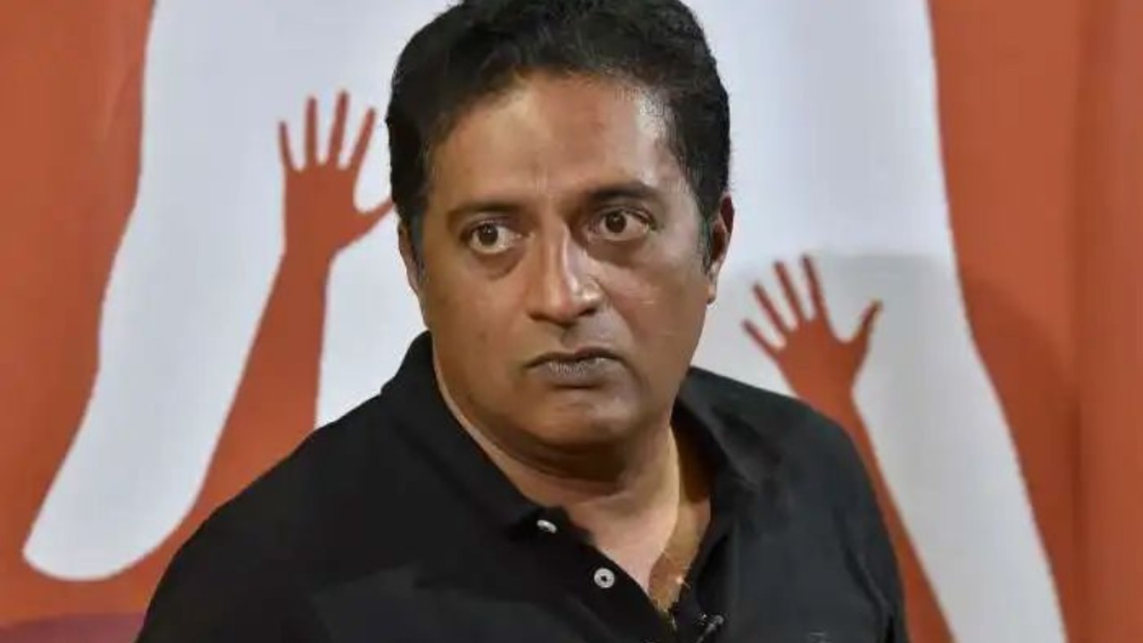 నటుడు ప్రకాష్ రాజ్‌పై నాన్-బెయిలబుల్ వారెంట్.. నాలుగు రాష్ట్రాల్లో ఓటర్ ఐడీల ఆరోపణలు!