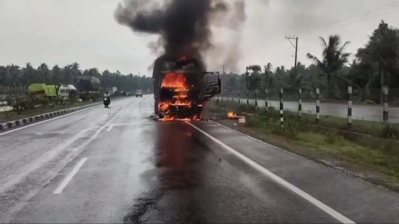 జాతీయ రహదారిపై లారీలో అగ్నిప్రమాదం.. డ్రైవర్, క్లీనర్ సురక్షితం